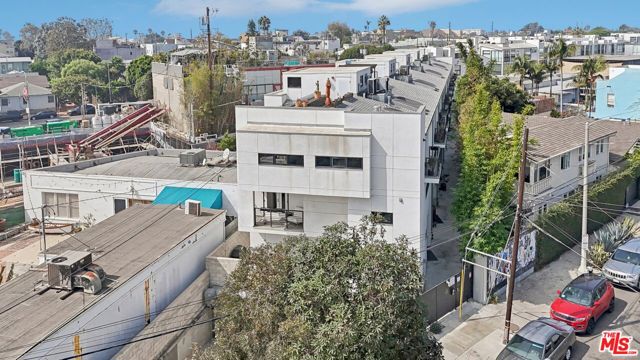 815 Hampton Drive, Venice CA: https://media.crmls.org/mediaz/bbabd65a-9043-458b-8d30-06a4626bdb49.jpg