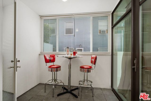 447 N Doheny Drive, Beverly Hills CA: https://media.crmls.org/mediaz/bbabe5cc-090d-483b-b5bf-4158244df727.jpg