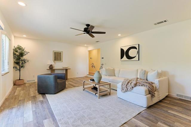 9355 Holly Oak Way, Salinas CA: https://media.crmls.org/mediaz/bbacfe99-0f7e-41e3-b126-79c4013f5122.jpg
