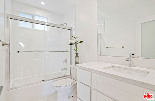 119 Paloma Avenue, Venice CA: https://media.crmls.org/mediaz/bbad3026-7970-4df7-ac9b-e6b444063db3.jpg
