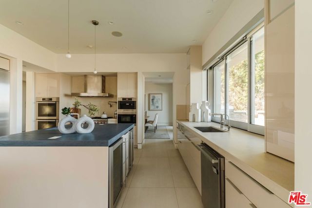 770 Paseo Miramar, Pacific Palisades CA: https://media.crmls.org/mediaz/bbad5e37-f6c4-43a3-86bb-8a102052b3ba.jpg