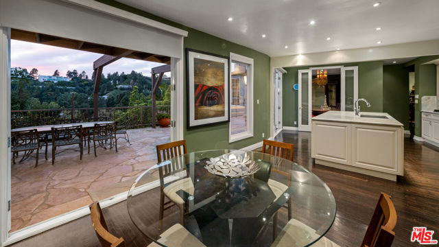 9430 Readcrest Drive, Beverly Hills CA: https://media.crmls.org/mediaz/bbad7745-8928-4ccc-8568-17dafbe11aff.jpg