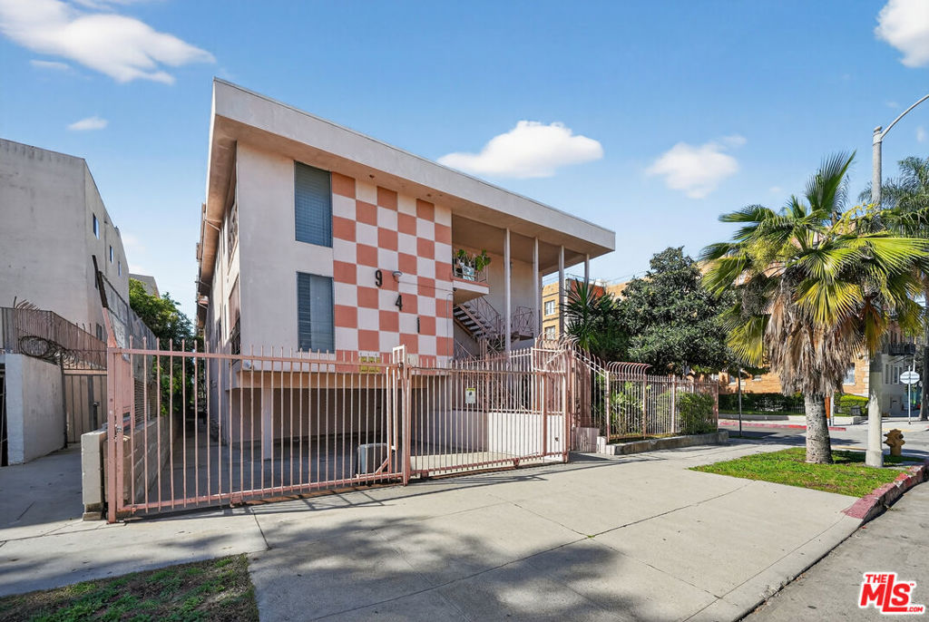 Multifamily at 941 S Gramercy Place