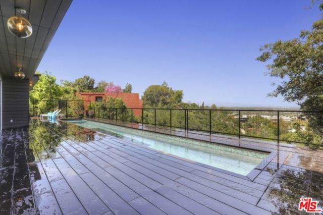 11462 LAURELCREST Road, Studio City CA: https://media.crmls.org/mediaz/bbadeac4-3098-4a60-8240-81870e56459d.jpg