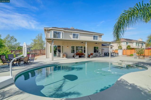 2121 Bluffs Dr, Livermore CA: https://media.crmls.org/mediaz/bbae89d8-0c40-4f56-8a46-61fdbf0b0674.jpg