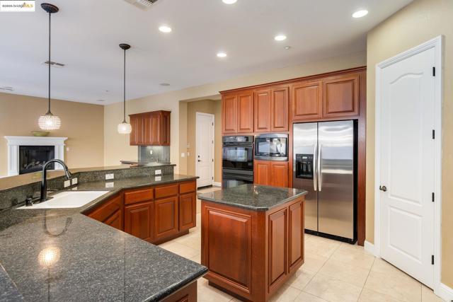 30 Arundel Dr, Hayward CA: https://media.crmls.org/mediaz/bbaed3c7-2238-4ed4-b5d0-e9165cc76fa0.jpg