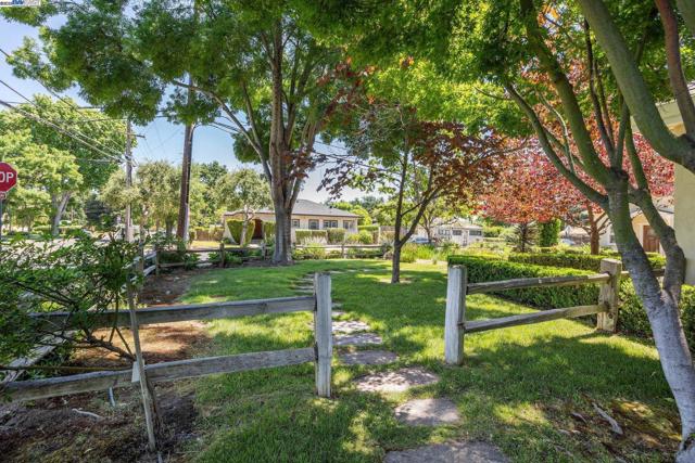 628 Saint Mary St, Pleasanton CA: https://media.crmls.org/mediaz/bbaee1d4-76b2-4eaf-82e4-2a58f556b427.jpg