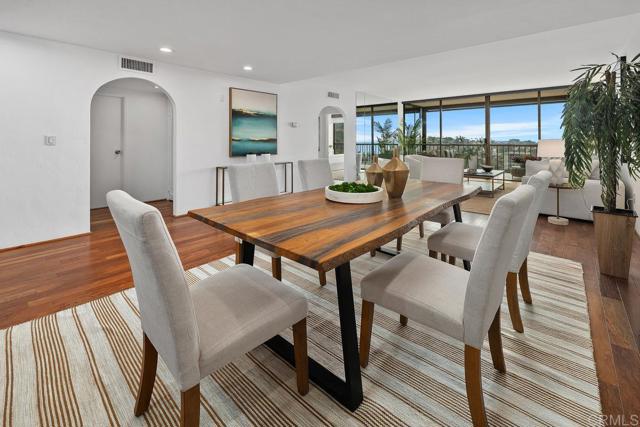 2500 Torrey Pines Rd, La Jolla CA: https://media.crmls.org/mediaz/bbaeff4e-ef20-4403-b553-e35a4f22808a.jpg