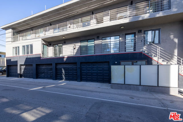 11 24th Avenue, Venice CA: https://media.crmls.org/mediaz/bbaf6429-8875-4621-80bc-90ae674de6c8.jpg