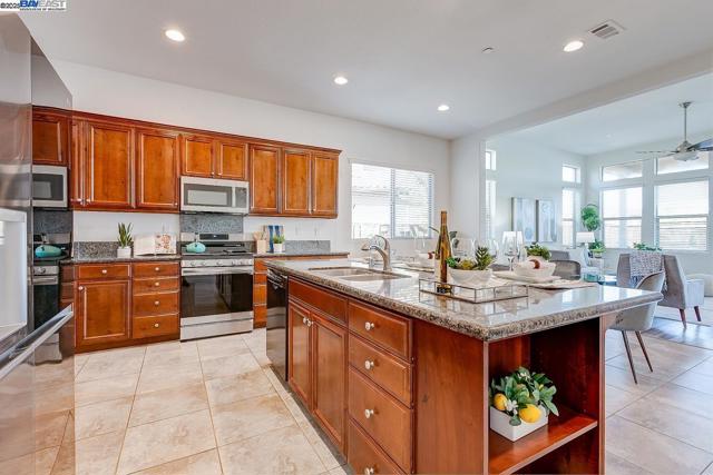 1440 Riva Trigoso Dr, Manteca CA: https://media.crmls.org/mediaz/bbaf958d-b4f7-47dd-b9b2-b35539273412.jpg