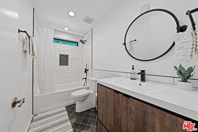 401 E San Rafael Drive, Palm Springs CA: https://media.crmls.org/mediaz/bbb031d5-1cae-4db6-bb27-c5837f1e7f8d.jpg