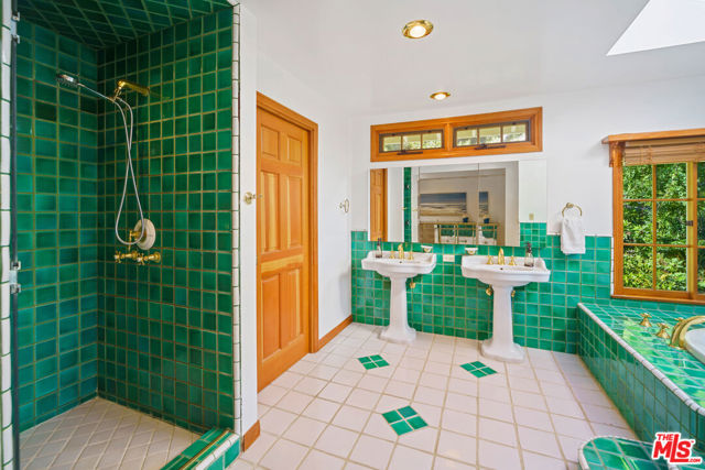 33269 Mulholland Highway, Malibu CA: https://media.crmls.org/mediaz/bbb050d7-0bbd-4f08-98d7-2a9f60a527d3.jpg