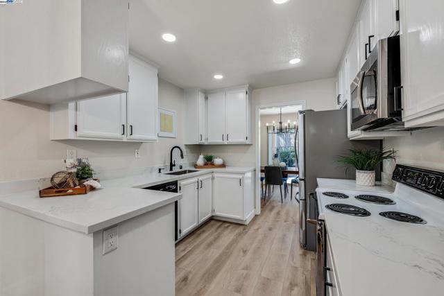 32 Maximo Ct, Danville CA: https://media.crmls.org/mediaz/bbb1edc7-783e-48c4-8052-e6cad8f026af.jpg
