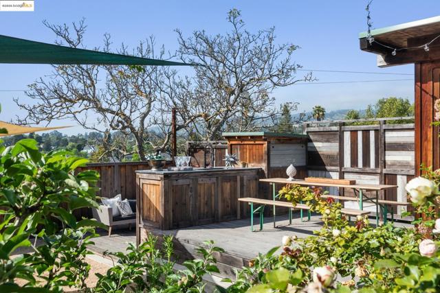 1015 Warfield Ave, Oakland CA: https://media.crmls.org/mediaz/bbb2b4a0-f0db-406a-a3c9-50e402ab5dfe.jpg