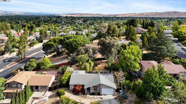 4321 Kingswood Dr, Concord CA: https://media.crmls.org/mediaz/bbb2d4f5-216c-4acf-ab06-caf2d9ea0871.jpg