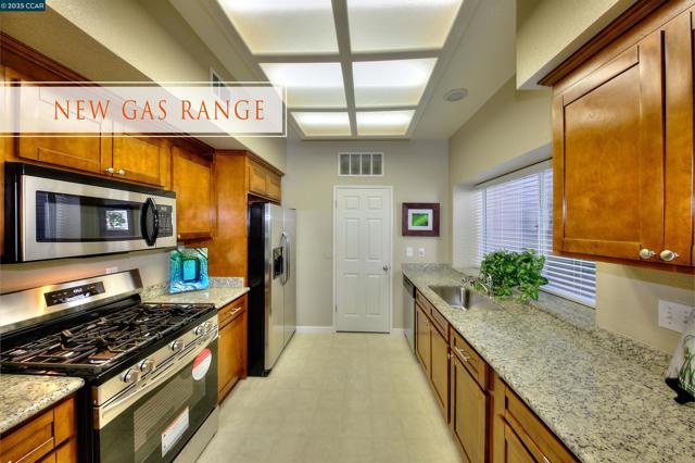 310 Boatswain Ct, Hercules CA: https://media.crmls.org/mediaz/bbb309ed-e356-4b2c-8163-9cb32c1390c9.jpg