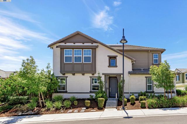 2002 Davoli Ct, San Ramon CA: https://media.crmls.org/mediaz/bbb34bfe-0c0f-40f2-bfb8-993d03845265.jpg