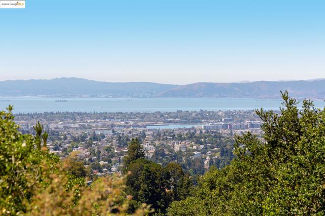 6801 Estates Dr, Oakland CA: https://media.crmls.org/mediaz/bbb46a0d-fd1f-43e9-b984-d4bcbcb0e98c.jpg