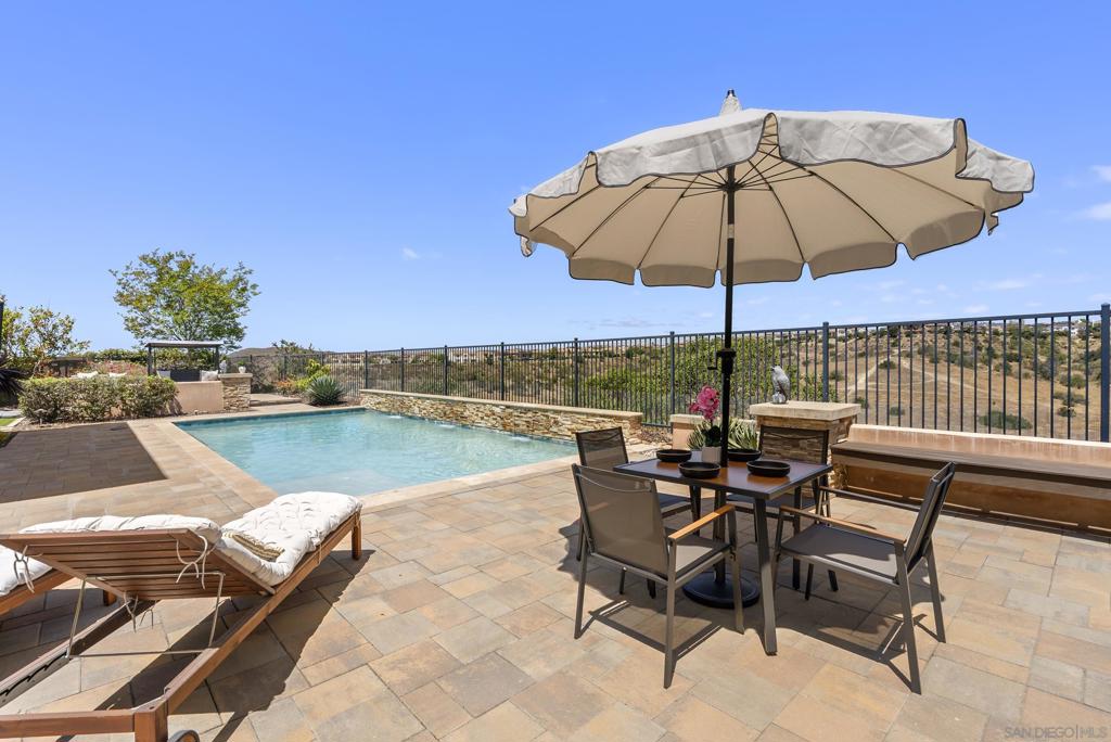 https://media.crmls.org/mediaz/bbb4f54f-56f3-4093-9b12-3dc5d5c82b43.jpg?preset=X-Large