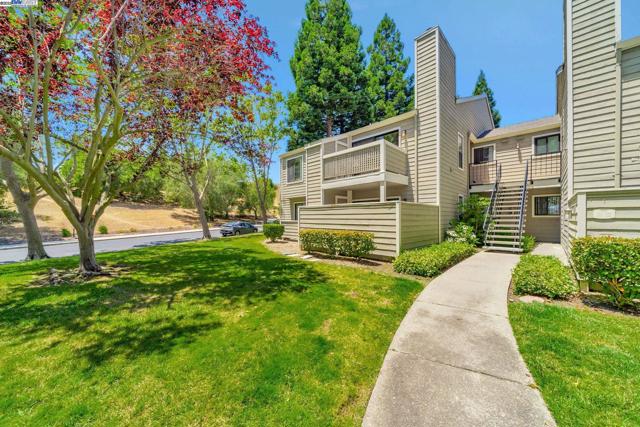 383 Eastridge Dr, San Ramon CA: https://media.crmls.org/mediaz/bbb5aace-c129-4b8c-aa7d-4a42b6f46033.jpg