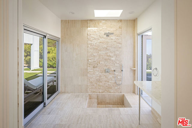 340 Trousdale Place, Beverly Hills CA: https://media.crmls.org/mediaz/bbb5d766-b29c-479f-86b3-7b06fd498970.jpg