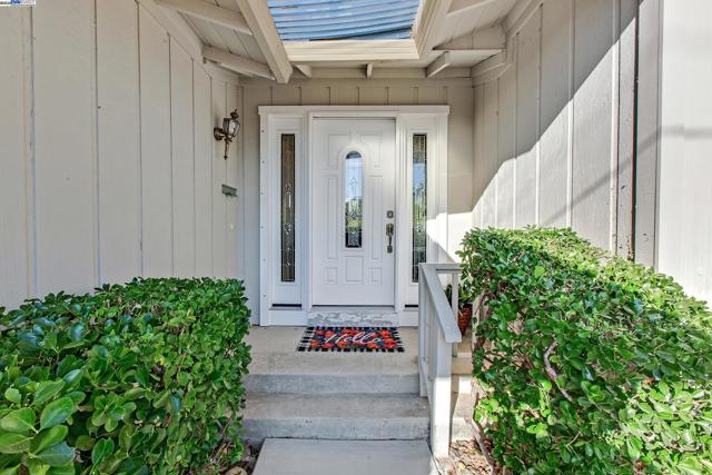 9140 Tangerine St, San Ramon CA: https://media.crmls.org/mediaz/bbb60a46-cc36-4f95-9e2b-033d3a2fb66f.jpg