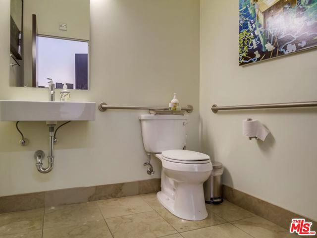 1100 S Hope Street, Los Angeles CA: https://media.crmls.org/mediaz/bbb69291-891d-43f5-ba27-0b87172365e0.jpg