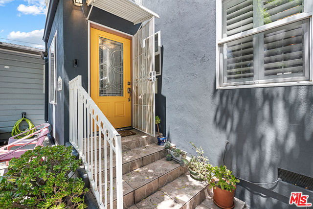 1205 Appleton Way, Venice CA: https://media.crmls.org/mediaz/bbb7c04a-7a75-4e4b-af3d-d9007ba9d288.jpg