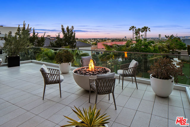 Image 30 of 34 For 8420 Sunset Boulevard 504