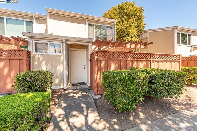 4562 Deerfield Ter, Fremont CA: https://media.crmls.org/mediaz/bbb894e4-8137-43f3-b8f2-0c3cda7dba9a.jpg