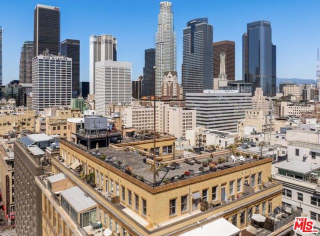 215 W 7th Street, Los Angeles CA: https://media.crmls.org/mediaz/bbba1c90-5a97-474d-ae04-e2bebdcacba7.jpg