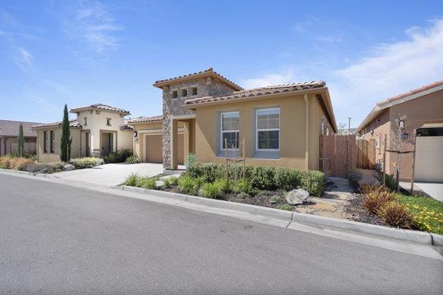 2008 White Oak Drive, Hollister CA: https://media.crmls.org/mediaz/bbbb0d49-d6e2-4951-aab6-46e956c328f3.jpg