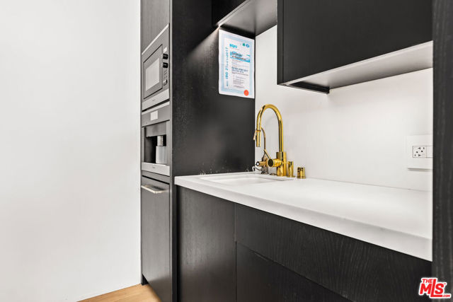 1346 Abbot Kinney Boulevard, Venice CA: https://media.crmls.org/mediaz/bbbb8aae-0eb6-4f6a-8ccb-280777a39f49.jpg