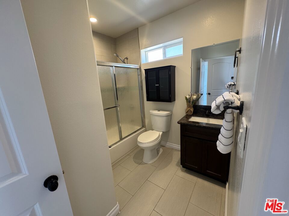 https://media.crmls.org/mediaz/bbbb90b2-8e3a-4970-babf-15a109a211d6.jpg?preset=X-Large