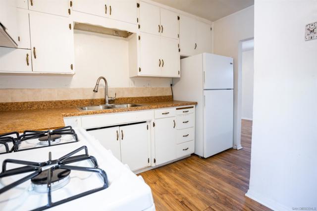 12643 Castle Court Dr, Lakeside CA: https://media.crmls.org/mediaz/bbbcdac1-0728-464e-bf13-a9c1b649071d.jpg