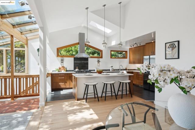 716 Cragmont Ave, Berkeley CA: https://media.crmls.org/mediaz/bbbd250f-7a22-42f3-a006-1ff398a7767b.jpg