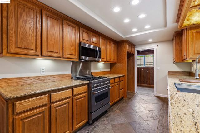STAINLESS ZLINE W/ GRANITE COUNTERS