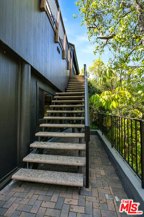 3000 Cornwall Drive, Glendale CA: https://media.crmls.org/mediaz/bbbf36b0-6d2a-4340-a820-5431ad65b294.jpg