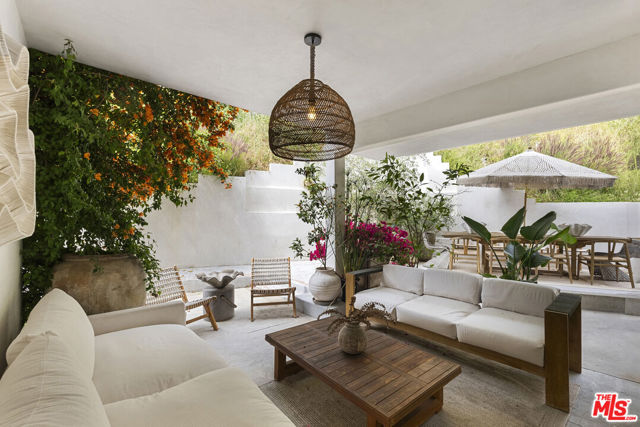 1739 San Ysidro Drive, Beverly Hills CA: https://media.crmls.org/mediaz/bbbf8cf1-9c13-4d88-9a97-fd7bae14b91d.jpg