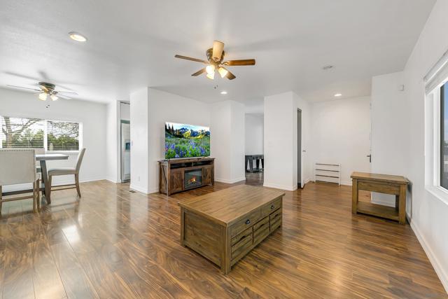 41955 Altanos Road, Temecula CA: https://media.crmls.org/mediaz/bbc02c87-dfc9-462f-80de-7dc65853bc94.jpg