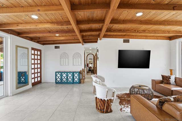 1047 Highland Dr, Del Mar CA: https://media.crmls.org/mediaz/bbc17e2b-622e-468f-bace-bc3608c227c8.jpg