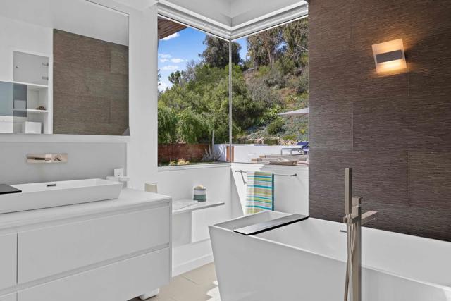 6672 Avenida Andorra, La Jolla CA: https://media.crmls.org/mediaz/bbc1cf00-15c2-4fa7-a4f4-9354a04760af.jpg