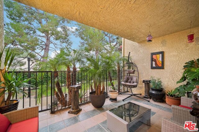 9520 Via Tivoli, Burbank CA: https://media.crmls.org/mediaz/bbc2a660-4650-4bb8-a60a-00f79d8c3c35.jpg