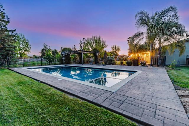 10495 Garcia Lane, Gilroy CA: https://media.crmls.org/mediaz/bbc2d685-87e9-430d-848c-c20792081683.jpg