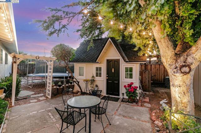 4533 Santa Cruz Ct, Fremont CA: https://media.crmls.org/mediaz/bbc31ec2-6542-41f5-a805-2c7295d98c31.jpg