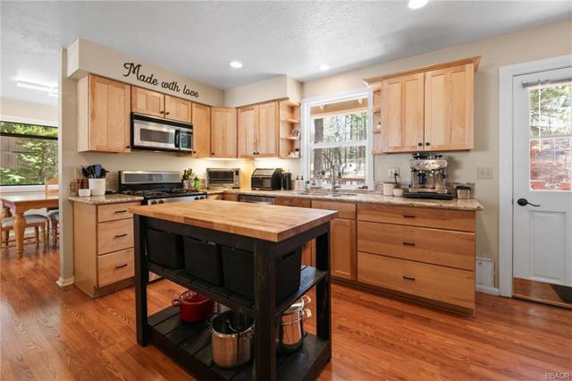 42729 Haupstrasse Drive, Big Bear CA: https://media.crmls.org/mediaz/bbc4a514-ef78-41b7-9d6a-690e5b6d6fff.jpg