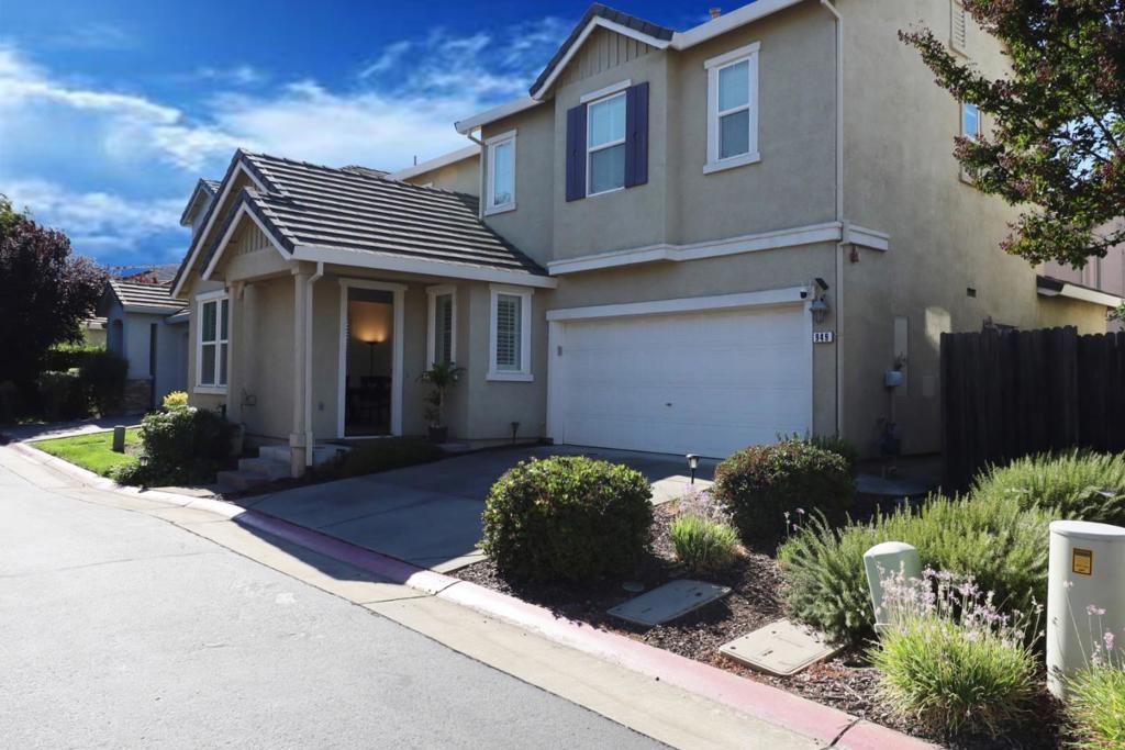 949 Courtyards Loop