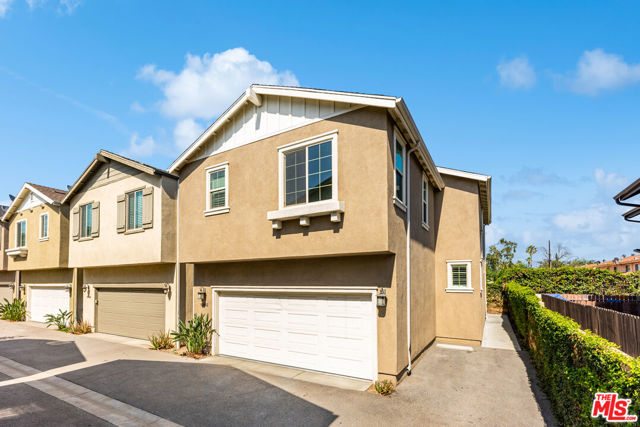 10942 KITTRIDGE Street photo 3