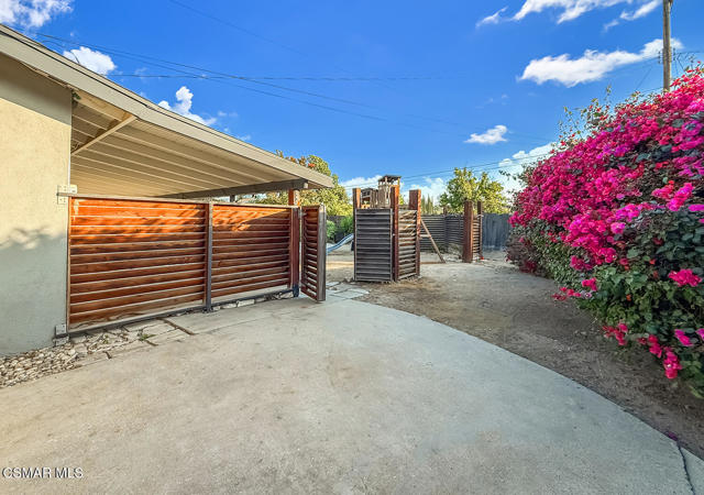 1251 Buckingham Drive, Thousand Oaks CA: https://media.crmls.org/mediaz/bbc59fa3-bb15-40b3-b8cf-4b14418ab0a1.jpg