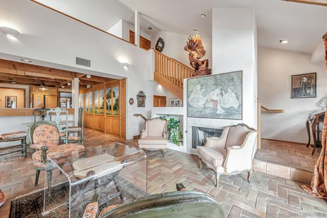 2210 Avenida De La Playa, La Jolla CA: https://media.crmls.org/mediaz/bbc62c77-872d-41b9-86a6-48fc7b0661ea.jpg